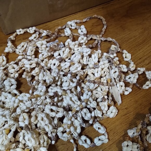 Lot Of Over 25 Shell Necklaces - Picture 7 of 8